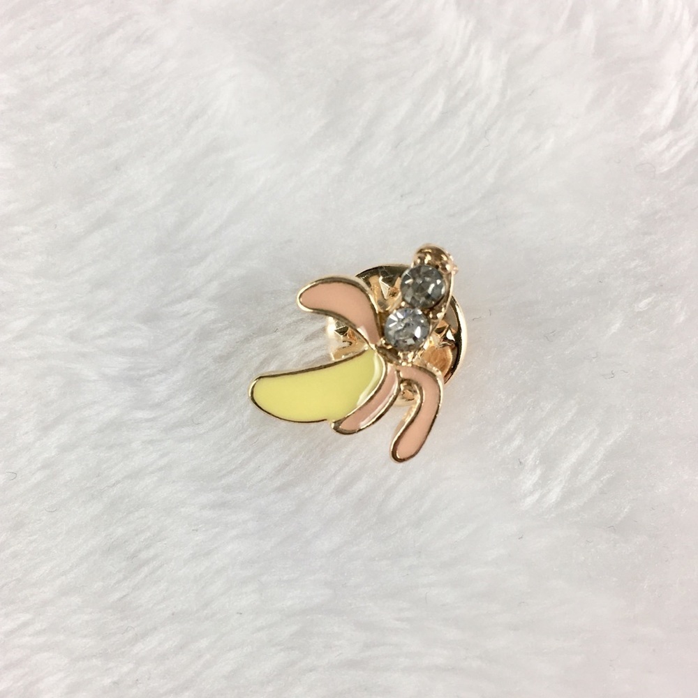 3/$23 NEW! Banana brooch pin🍌 1 piece